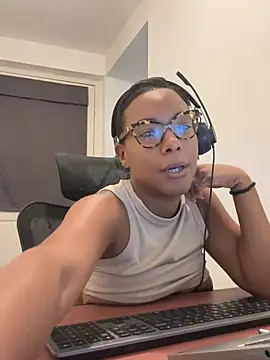 Snapshot of Melia_Rayne chatting on 07/14/26, 10:21 Melia Rayne online show from 07/14/26, 10:21