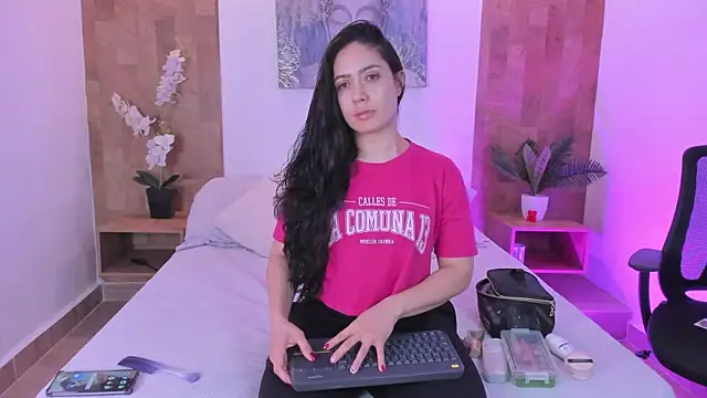Snapshot of isabella_winkler chatting on 06/18/26, 11:03 isabella winkler online show from 06/18/26, 11:03