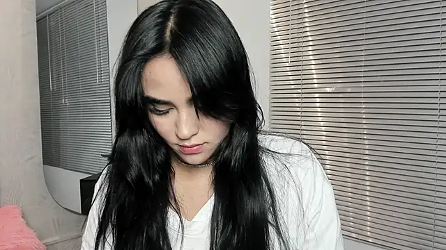 Snapshot of elaia_muller_ chatting on 11/28/25, 04:04 elaia muller online show from 11/28/25, 04:04