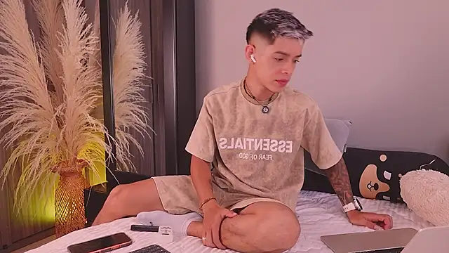 Snapshot of ErosKhaos chatting on 03/21/26, 10:24 ErosKhaos online show from 03/21/26, 10:24