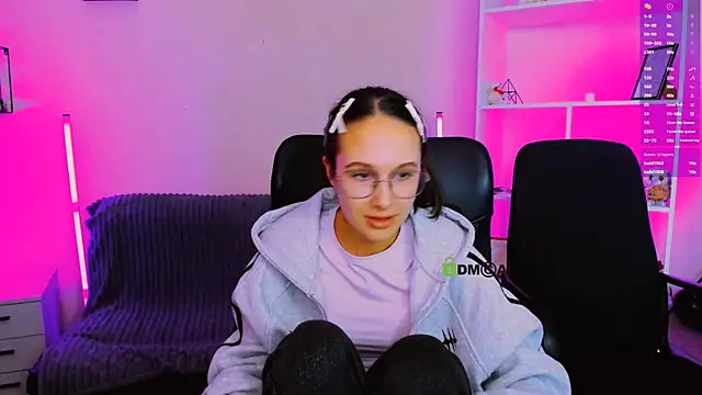 Snapshot of mona_cloud chatting on 11/13/25, 02:21 mona cloud online show from 11/13/25, 02:21