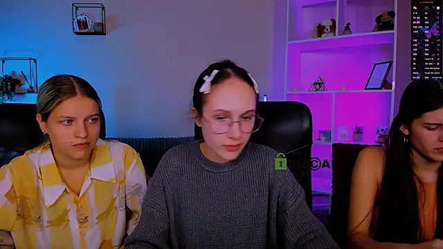 Snapshot of mona_cloud chatting on 11/18/25, 08:46 mona cloud online show from 11/18/25, 08:46