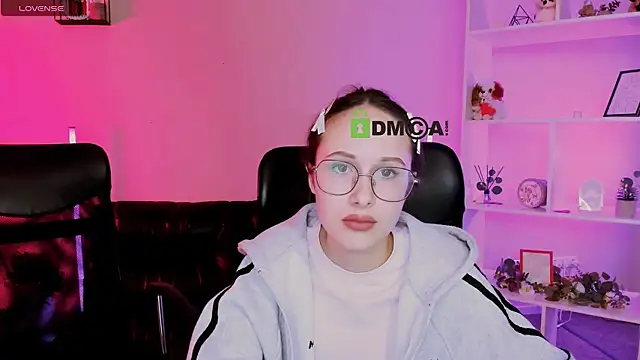 Snapshot of mona_cloud chatting on 12/16/25, 12:15 mona cloud online show from 12/16/25, 12:15