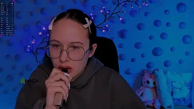 Snapshot of mona_cloud chatting on 12/18/25, 08:15 mona cloud online show from 12/18/25, 08:15