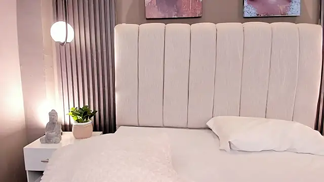 Snapshot of GiannaColling1 chatting on 12/13/25, 08:36 GiannaColling1 online show from 12/13/25, 08:36