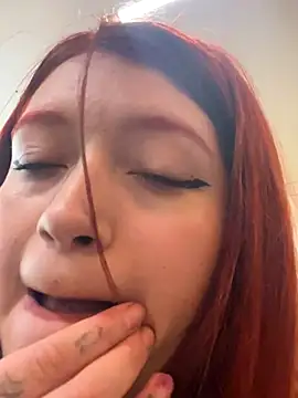 Karina Leon online show from 12/16/25, 08:47