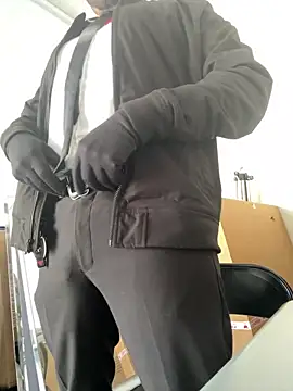 Snapshot of magnumbull chatting on 03/26/26, 04:23 magnumbull online show from 03/26/26, 04:23