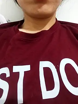 Snapshot of saraaxx1 chatting on 11/19/25, 11:10 saraaxx1 online show from 11/19/25, 11:10