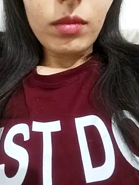 Snapshot of saraaxx1 chatting on 11/24/25, 10:59 saraaxx1 online show from 11/24/25, 10:59