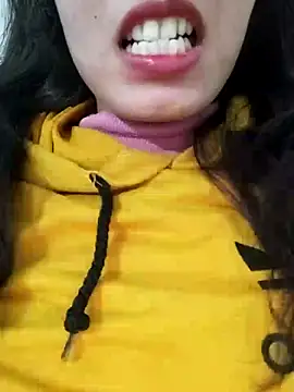 Snapshot of saraaxx1 chatting on 12/17/25, 04:24 saraaxx1 online show from 12/17/25, 04:24