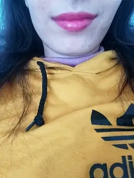 Snapshot of saraaxx1 chatting on 12/18/25, 12:22 saraaxx1 online show from 12/18/25, 12:22