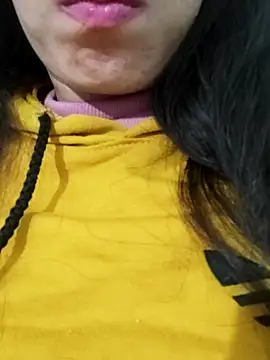 Snapshot of saraaxx1 chatting on 12/19/25, 12:28 saraaxx1 online show from 12/19/25, 12:28