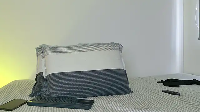isahilton1 online show from 05/01/26, 01:59