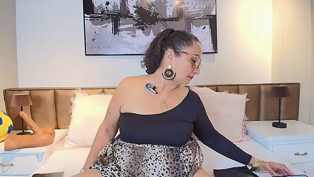 AlessandraLeroy online show from 06/13/26, 12:03