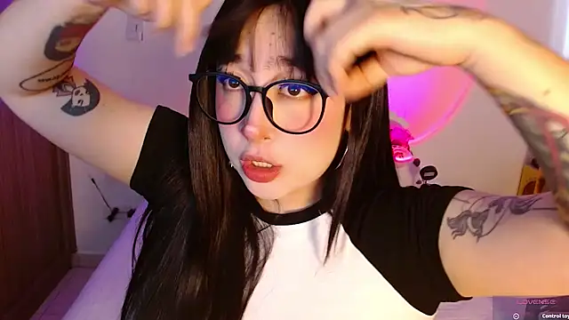 Snapshot of Oliviargf chatting on 03/27/26, 01:11 Oliviargf online show from 03/27/26, 01:11