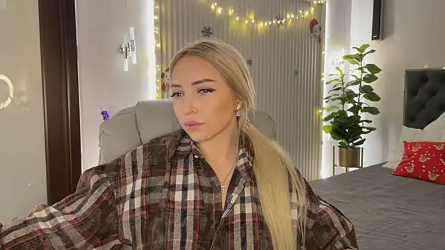 Snapshot of OhMyEmma chatting on 12/22/25, 01:24 OhMyEmma online show from 12/22/25, 01:24