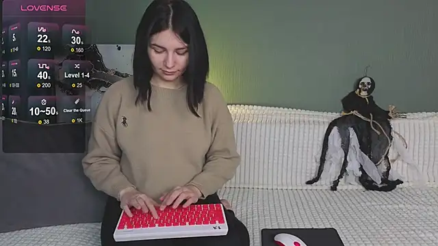 Charlotte Woods online show from 10/20/25, 04:24