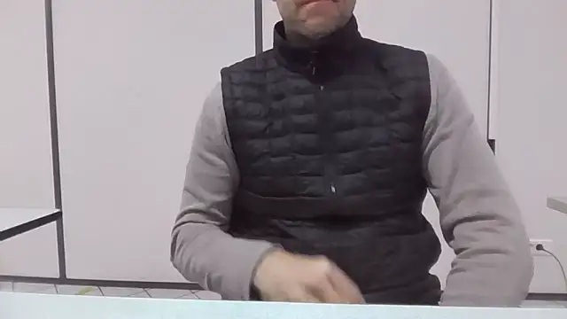 Snapshot of Simon_76 chatting on 10/24/25, 10:22 Simon 76 online show from 10/24/25, 10:22