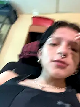 Snapshot of val_zx chatting on 10/10/25, 05:45 val zx online show from 10/10/25, 05:45