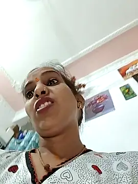 Snapshot of Hotty-Nidhi chatting on 06/05/26, 06:52 Hotty-Nidhi online show from 06/05/26, 06:52
