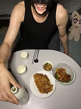 Snapshot of haeeung chatting on 10/21/25, 11:44 haeeung online show from 10/21/25, 11:44