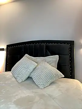 Lilith Thompson online show from 10/21/25, 02:34