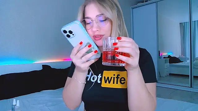 Snapshot of DIANAxxxDIAMOND chatting on 09/20/25, 08:15 DIANAxxxDIAMOND online show from 09/20/25, 08:15