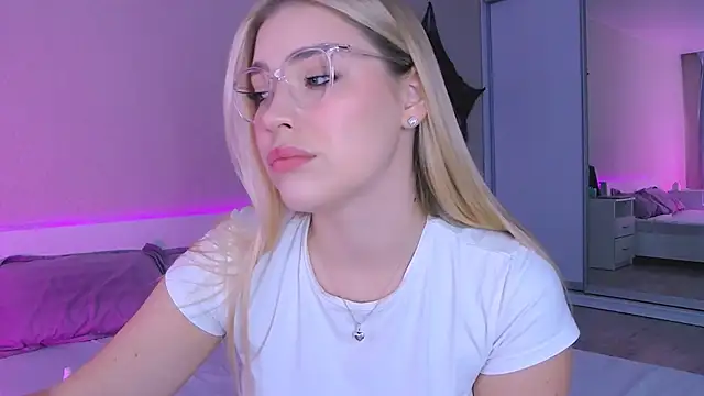 Snapshot of DIANAxxxDIAMOND chatting on 10/29/25, 10:06 DIANAxxxDIAMOND online show from 10/29/25, 10:06