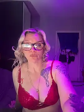 Snapshot of Curvy-Cleo chatting on 04/19/26, 08:44 Curvy-Cleo online show from 04/19/26, 08:44