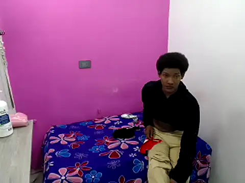 Snapshot of Kittenx18 chatting on 03/11/25, 06:32 Kittenx18 online show from 03/11/25, 06:32