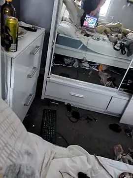 Snapshot of Nick-Ox chatting on 09/18/25, 03:25 Nick-Ox online show from 09/18/25, 03:25