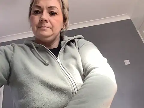 Snapshot of GoldenSquirter chatting on 03/13/25, 10:47 GoldenSquirter online show from 03/13/25, 10:47