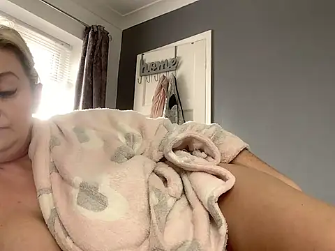 Snapshot of GoldenSquirter chatting on 03/21/25, 11:55 GoldenSquirter online show from 03/21/25, 11:55