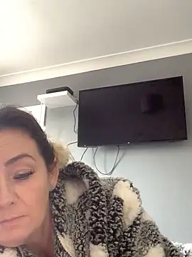 Snapshot of GoldenSquirter chatting on 11/25/25, 12:27 GoldenSquirter online show from 11/25/25, 12:27