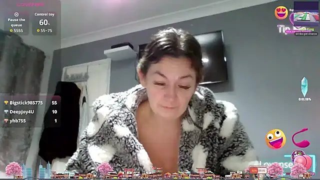 Snapshot of GoldenSquirter chatting on 11/28/25, 10:23 GoldenSquirter online show from 11/28/25, 10:23