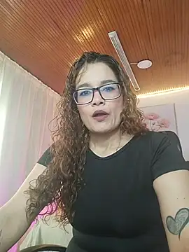 Snapshot of Rose_Thompson1 chatting on 06/25/26, 01:26 Rose Thompson1 online show from 06/25/26, 01:26