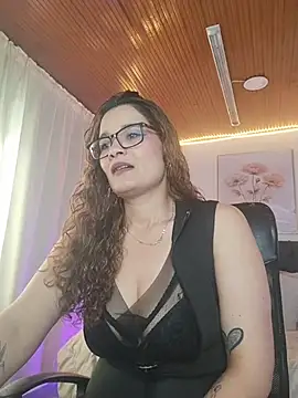 Snapshot of Rose_Thompson1 chatting on 06/29/26, 01:33 Rose Thompson1 online show from 06/29/26, 01:33