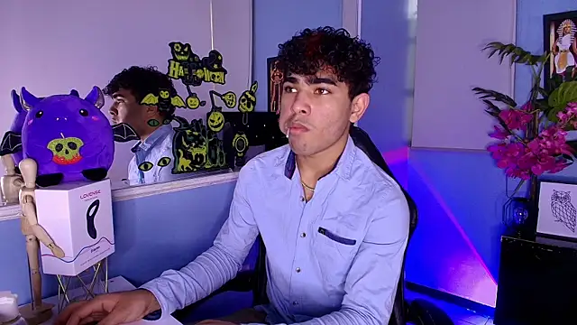 Snapshot of LucasCarterr_ chatting on 10/20/25, 10:21 LucasCarterr online show from 10/20/25, 10:21