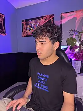 Snapshot of LucasCarterr_ chatting on 10/29/25, 04:15 LucasCarterr online show from 10/29/25, 04:15