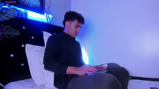 Snapshot of LucasCarterr_ chatting on 11/09/25, 03:27 LucasCarterr online show from 11/09/25, 03:27