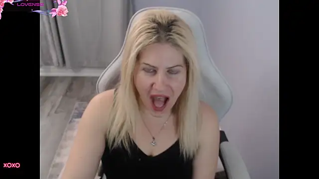 Snapshot of BellaStar84 chatting on 10/10/25, 12:37 BellaStar84 online show from 10/10/25, 12:37