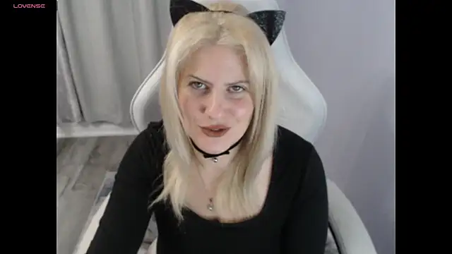 Snapshot of BellaStar84 chatting on 10/31/25, 12:06 BellaStar84 online show from 10/31/25, 12:06