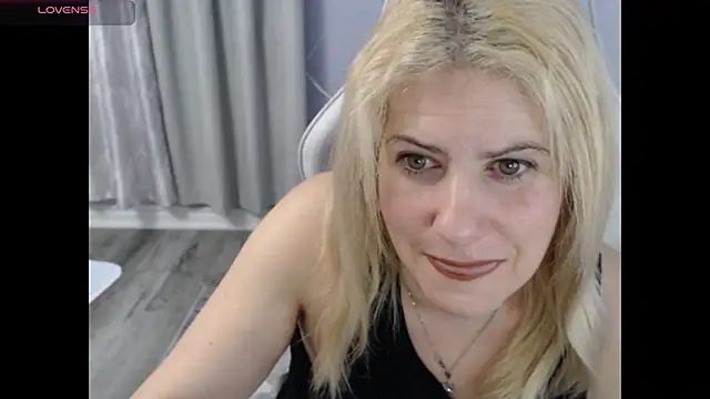 Snapshot of BellaStar84 chatting on 11/18/25, 11:58 BellaStar84 online show from 11/18/25, 11:58