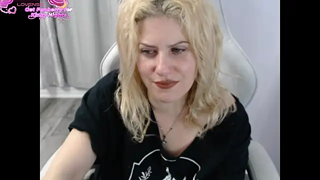 Snapshot of BellaStar84 chatting on 11/25/25, 01:33 BellaStar84 online show from 11/25/25, 01:33