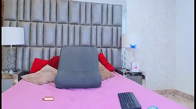 Snapshot of CamilaJohnston chatting on 03/15/25, 08:21 CamilaJohnston online show from 03/15/25, 08:21