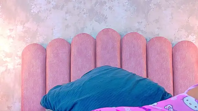 Snapshot of CamilaJohnston chatting on 11/21/25, 08:18 CamilaJohnston online show from 11/21/25, 08:18