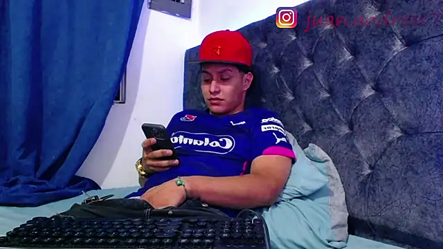 Snapshot of Stone_grey1_ chatting on 02/18/26, 01:01 Stone grey1 online show from 02/18/26, 01:01