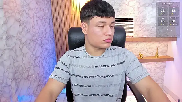 Snapshot of AndrewPeach_ chatting on 09/08/25, 07:57 AndrewPeach online show from 09/08/25, 07:57