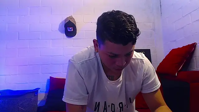 Snapshot of juan_montoyasex chatting on 03/17/25, 05:34 juan montoyasex online show from 03/17/25, 05:34