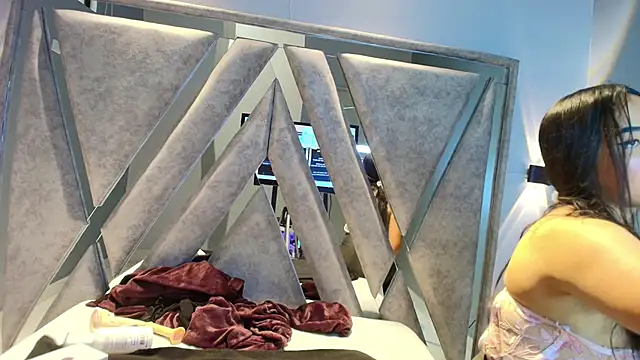 Alice 26  online show from 12/04/25, 01:53